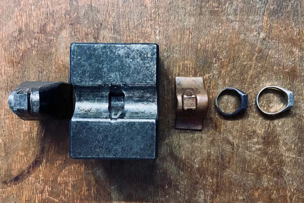 #005 - Signet Ring Dice