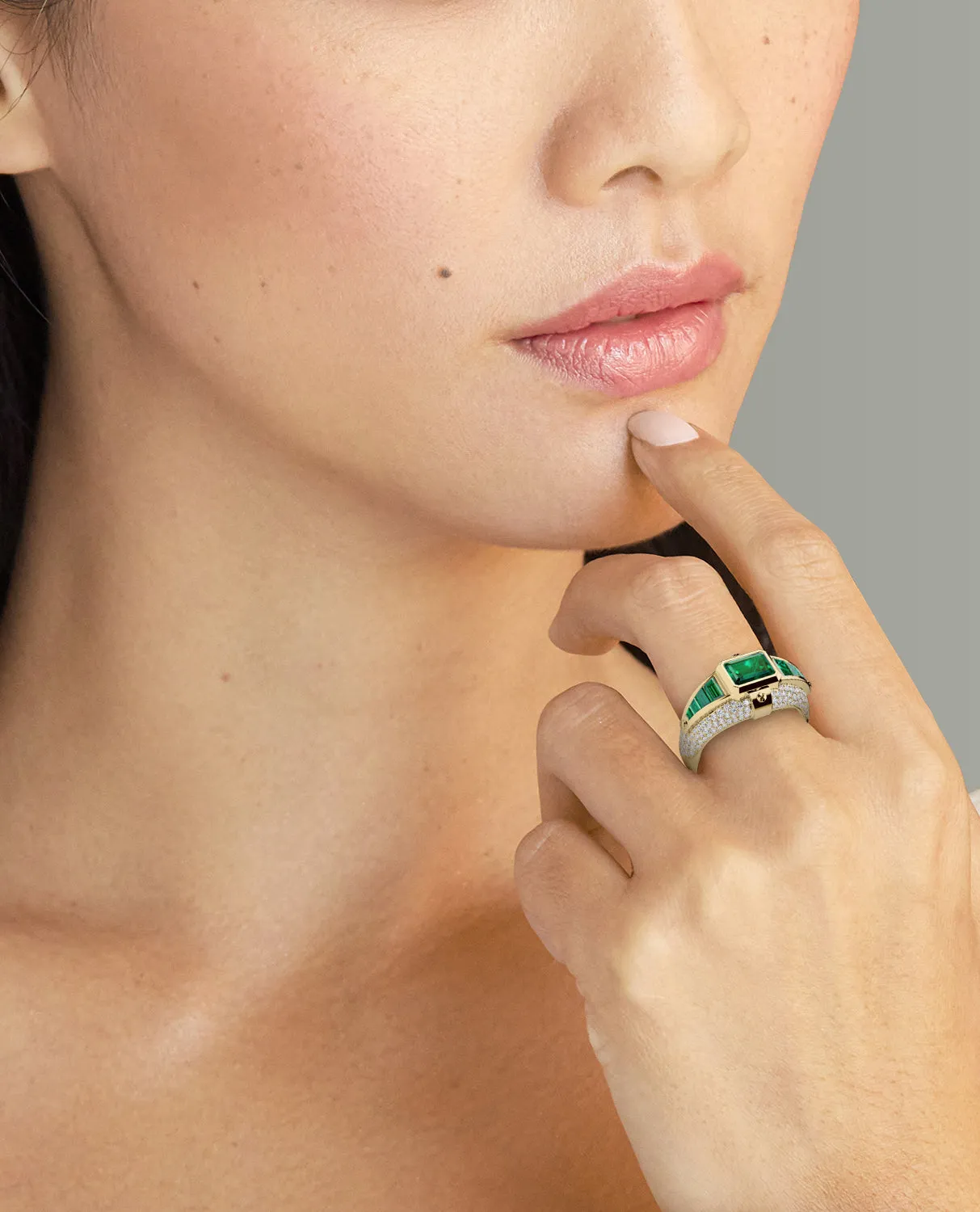 CARLIN Gold Signet Ring with 3.10ct Emeralds and Diamonds