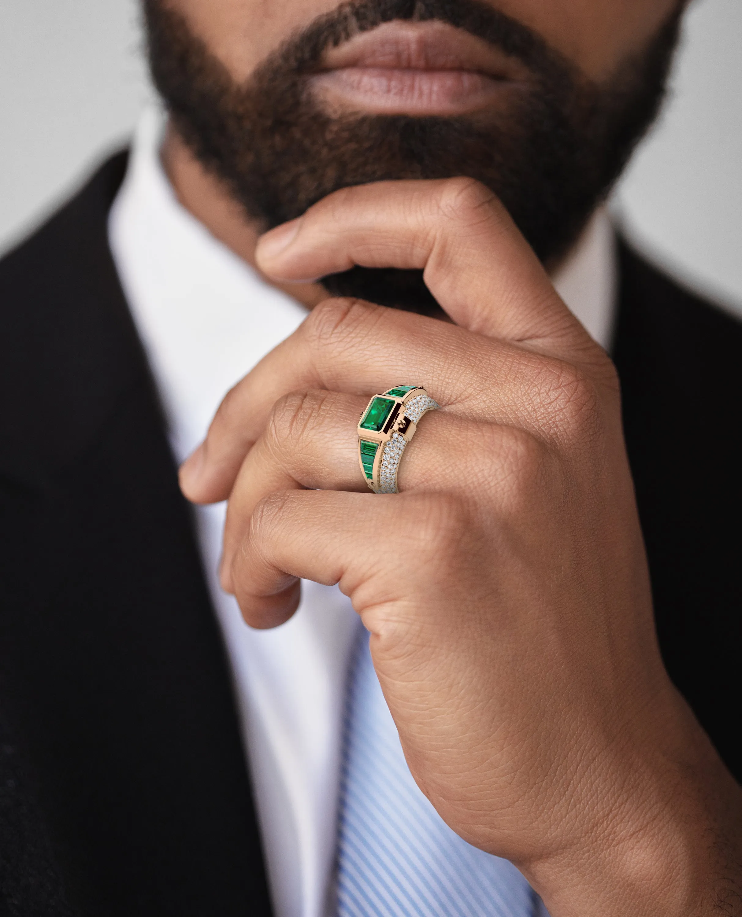 CARLIN Gold Signet Ring with 3.10ct Emeralds and Diamonds
