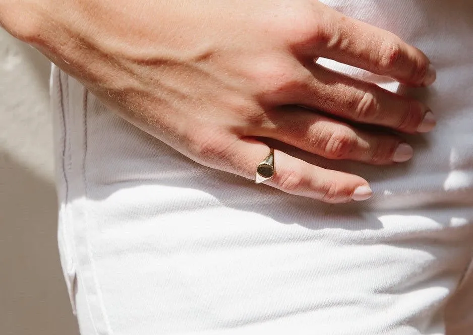 PETITE SIGNET RING